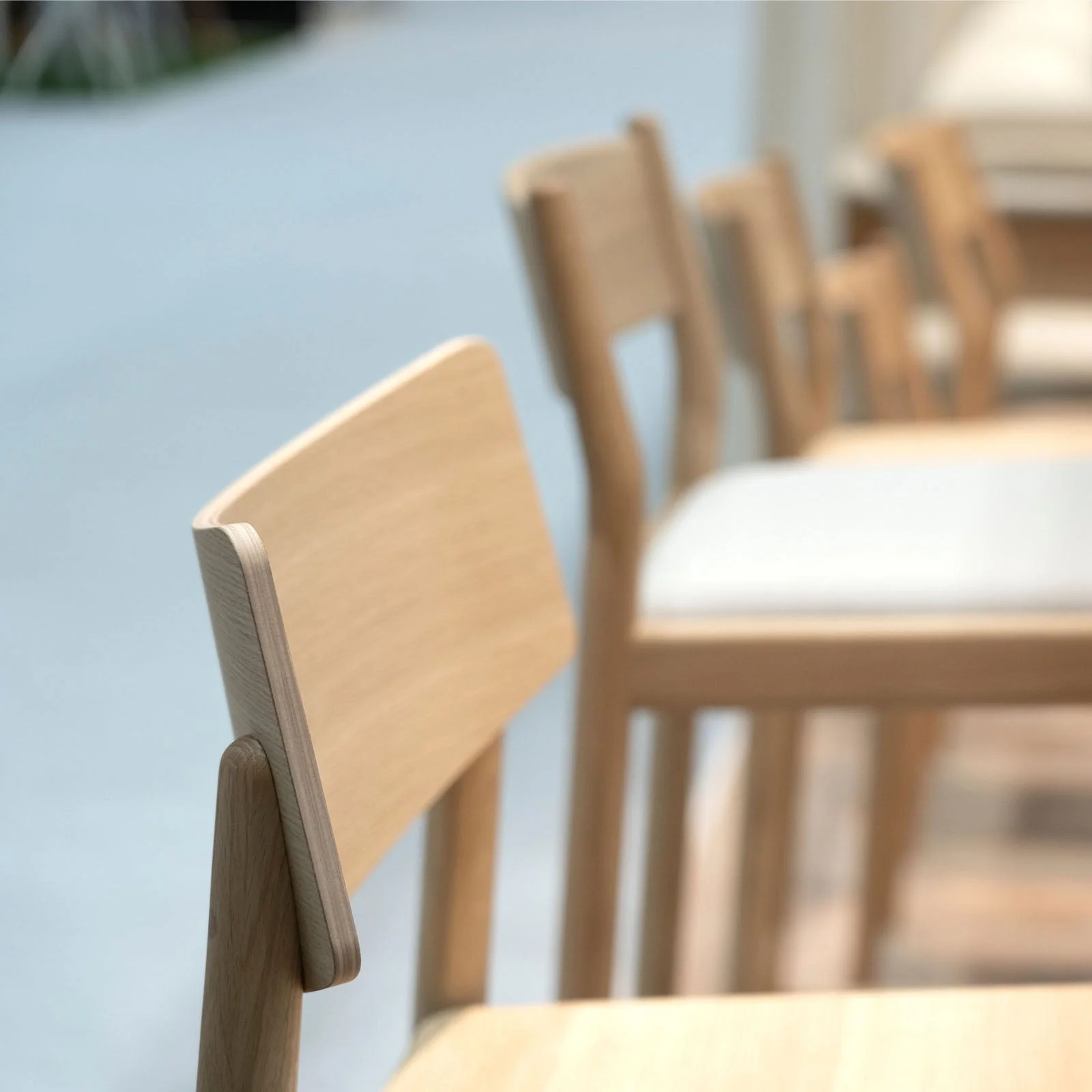 High stool (with curved backrest)