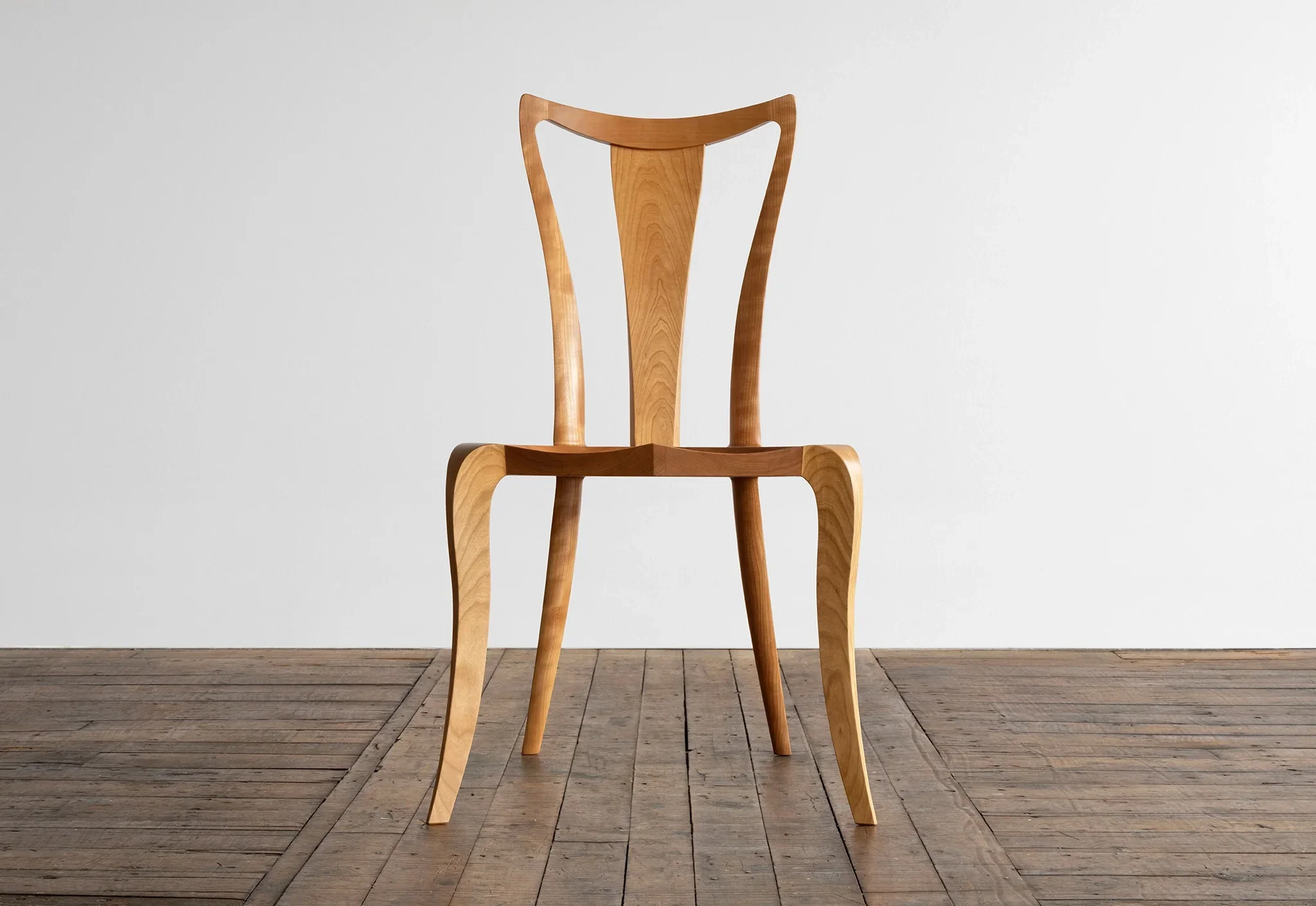 Side Chair - There are few straight lines found in the Side Chair¨C and that¡¯s by design.