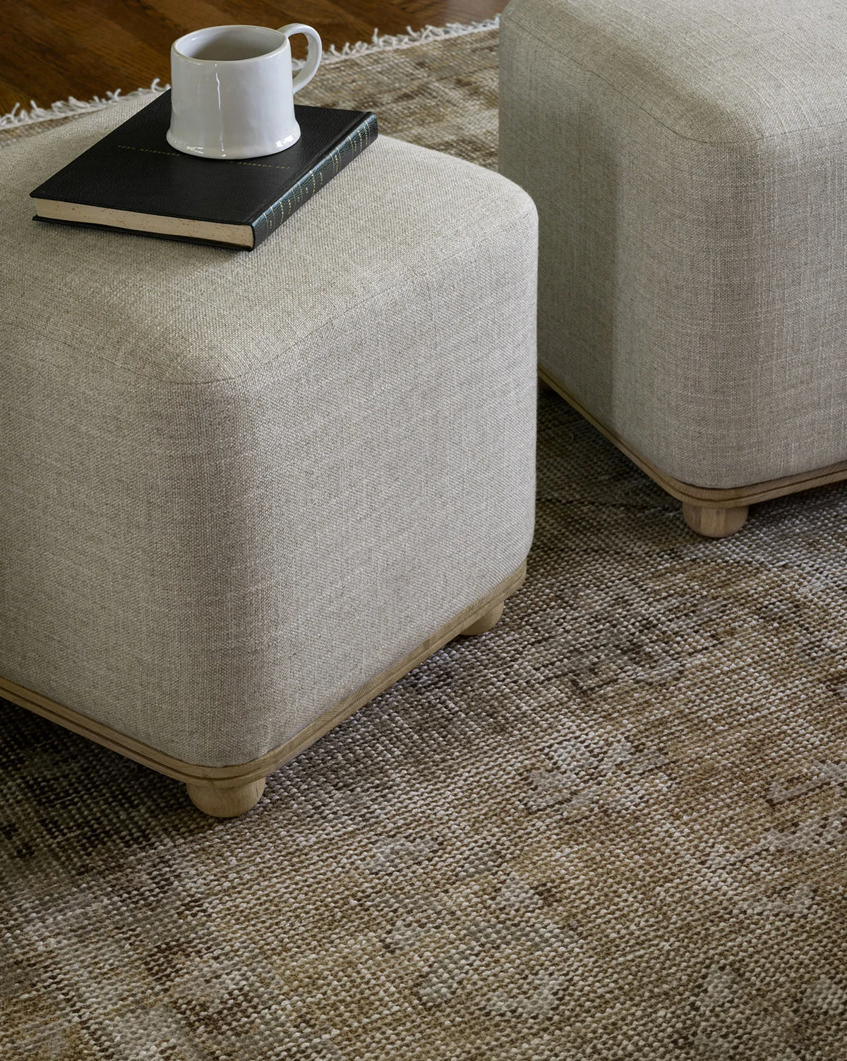 Modern Upholstered Ottoman with Clean Lines & Versatile Design for Living Room
