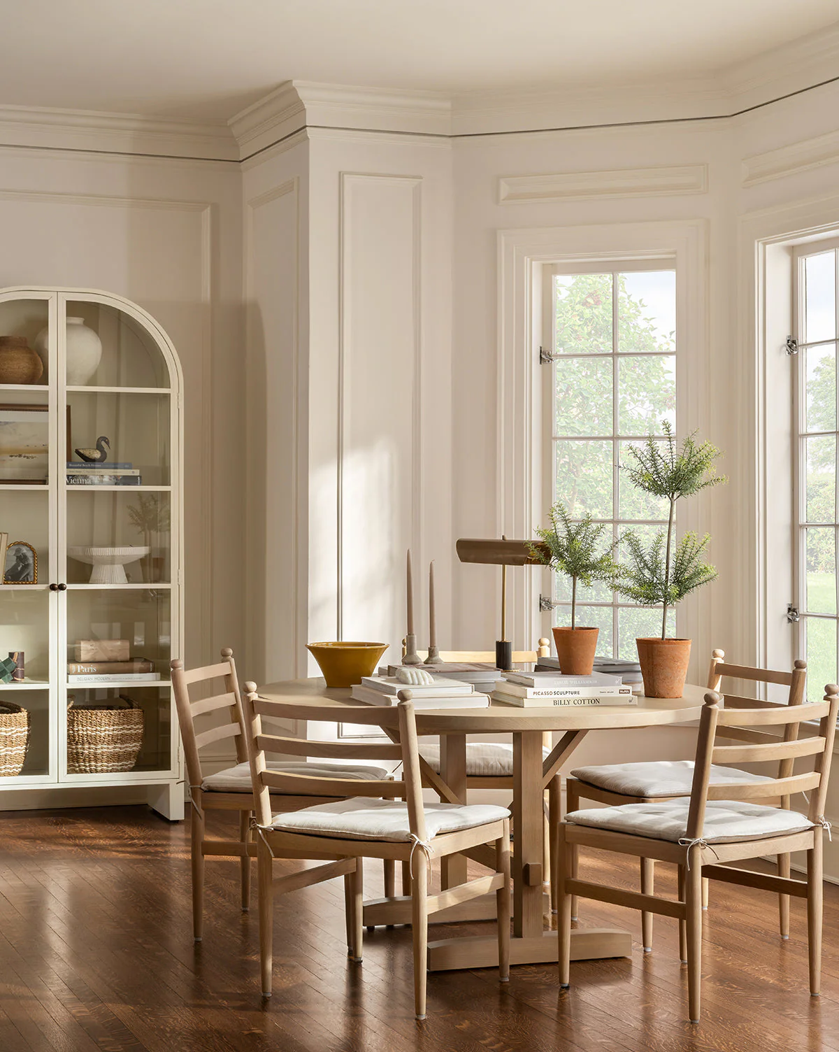 Minimalist Kiln-Dried White Oak Round Dining Table with Mortise & Tenon Joinery for Dining Room