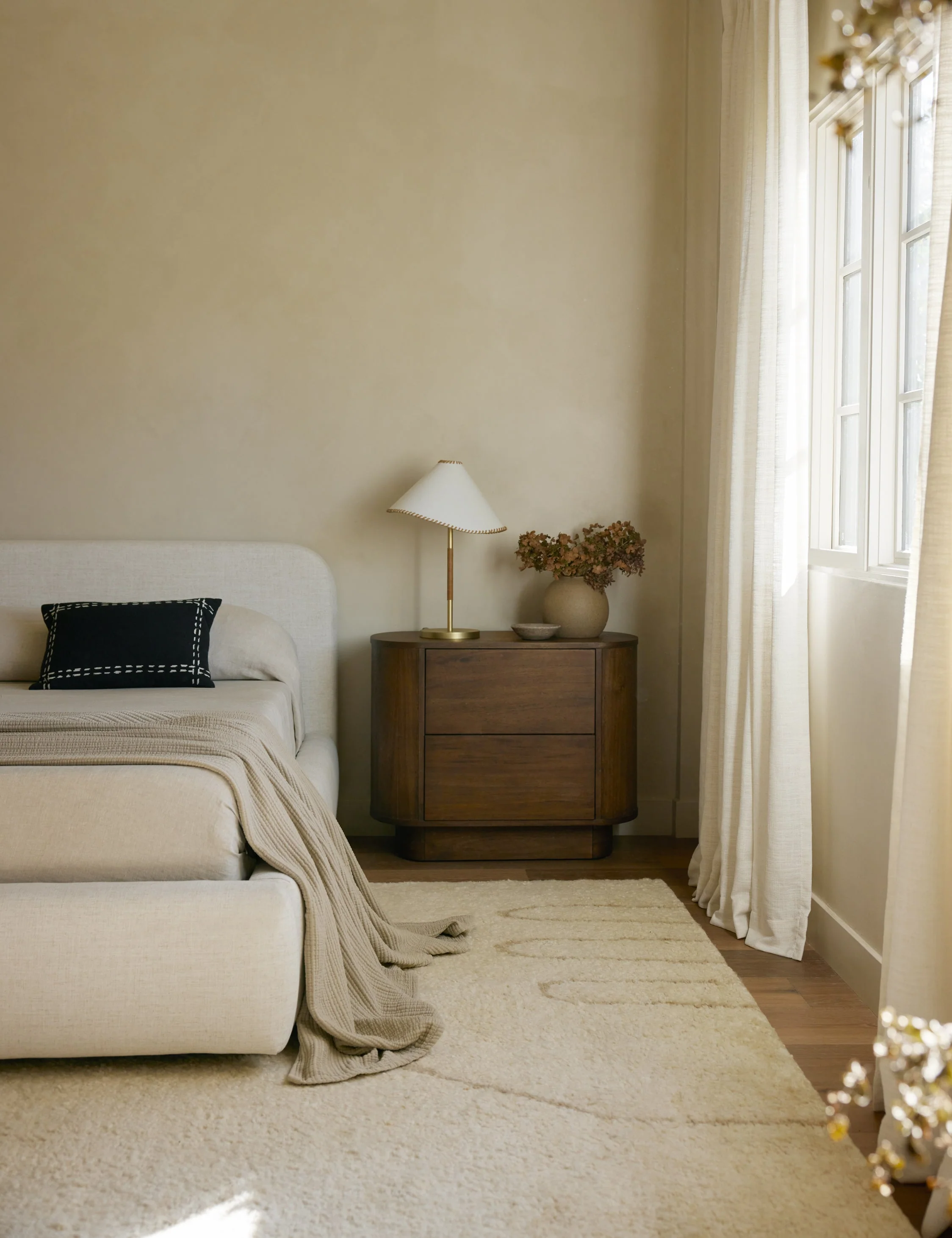 Nightstand The soft lines of the nightstand offer a sk design with a gently rounded profile that feels sculptural yet grounded. This modern