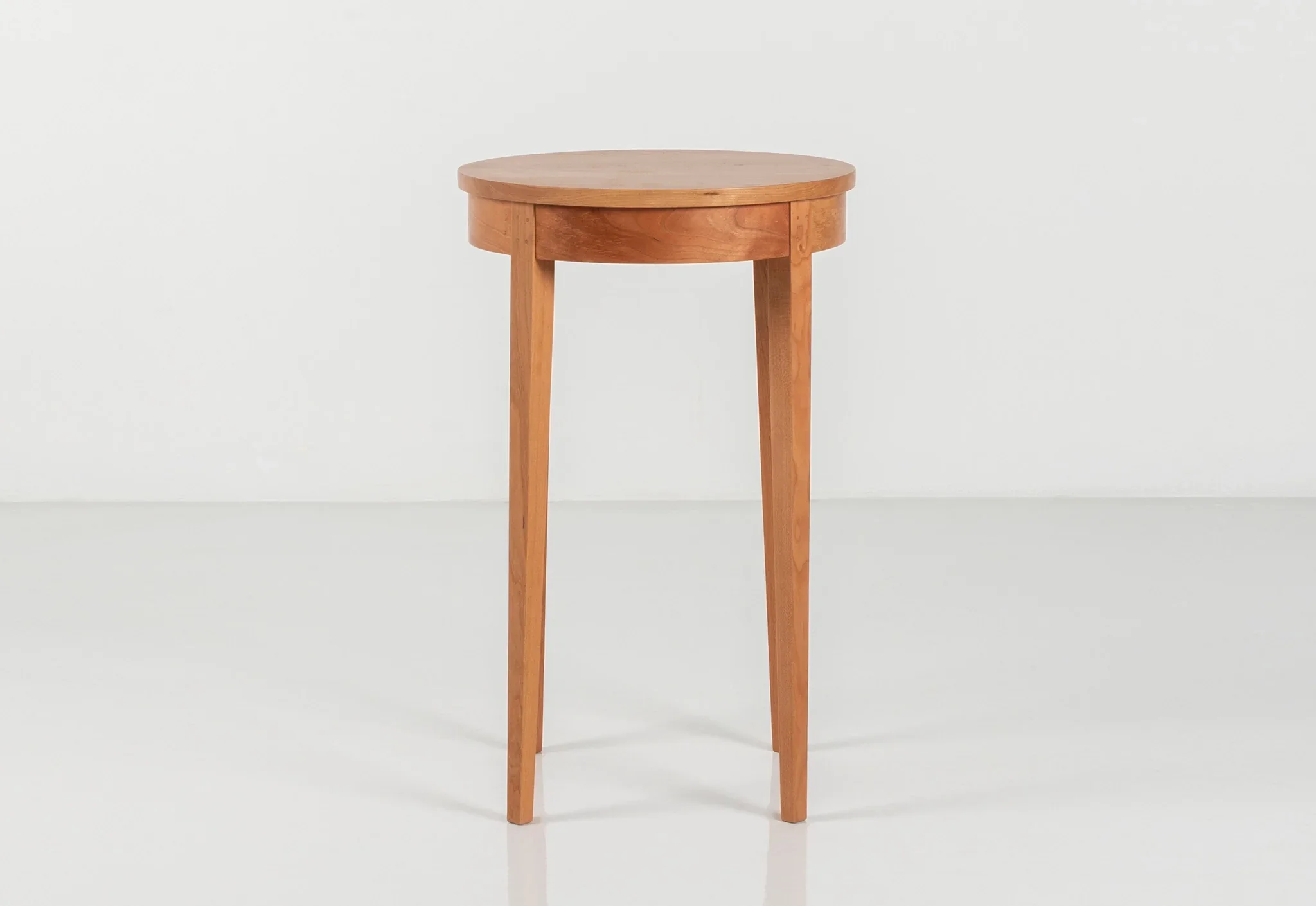 Table Minimus – Round - Inspired by styles, these tables all share the same leg structure, with four slender columns