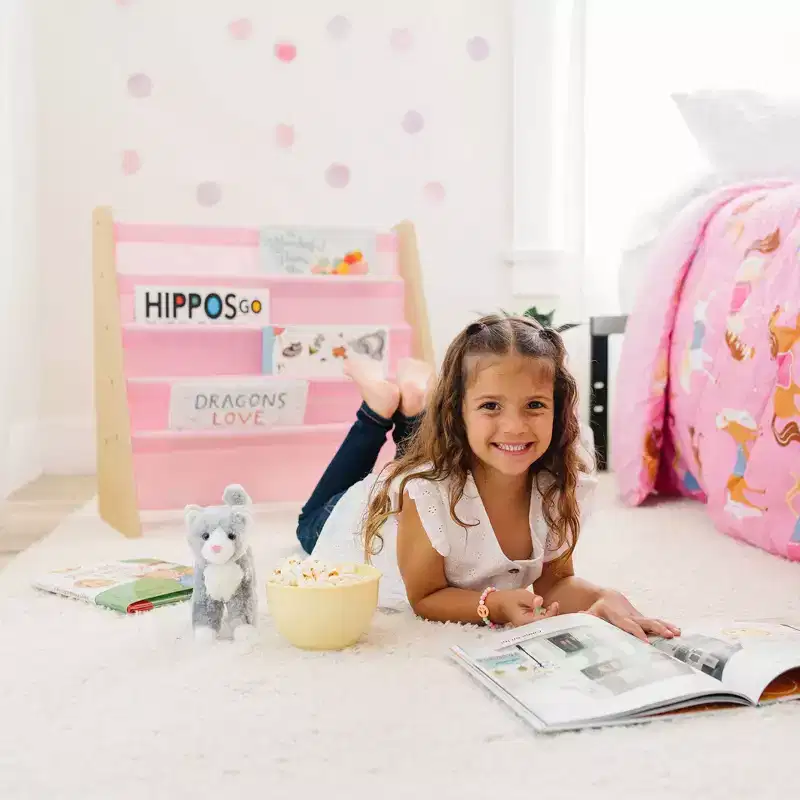Libreria Original Sling per bambini in pelle vegana, legno naturale e rosa chiaro: 4 ripiani, struttura in MDF, età 3-10 anni