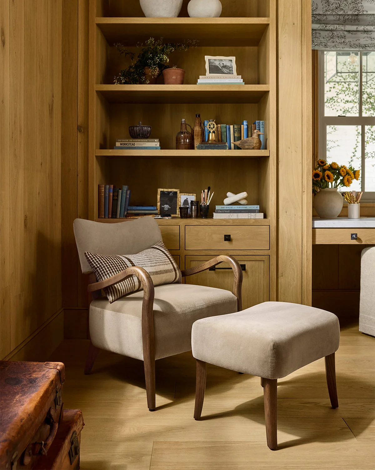 Classic Upholstered Lounge Chair with Sculptural Wood Frame & Tapered Legs for Living Room