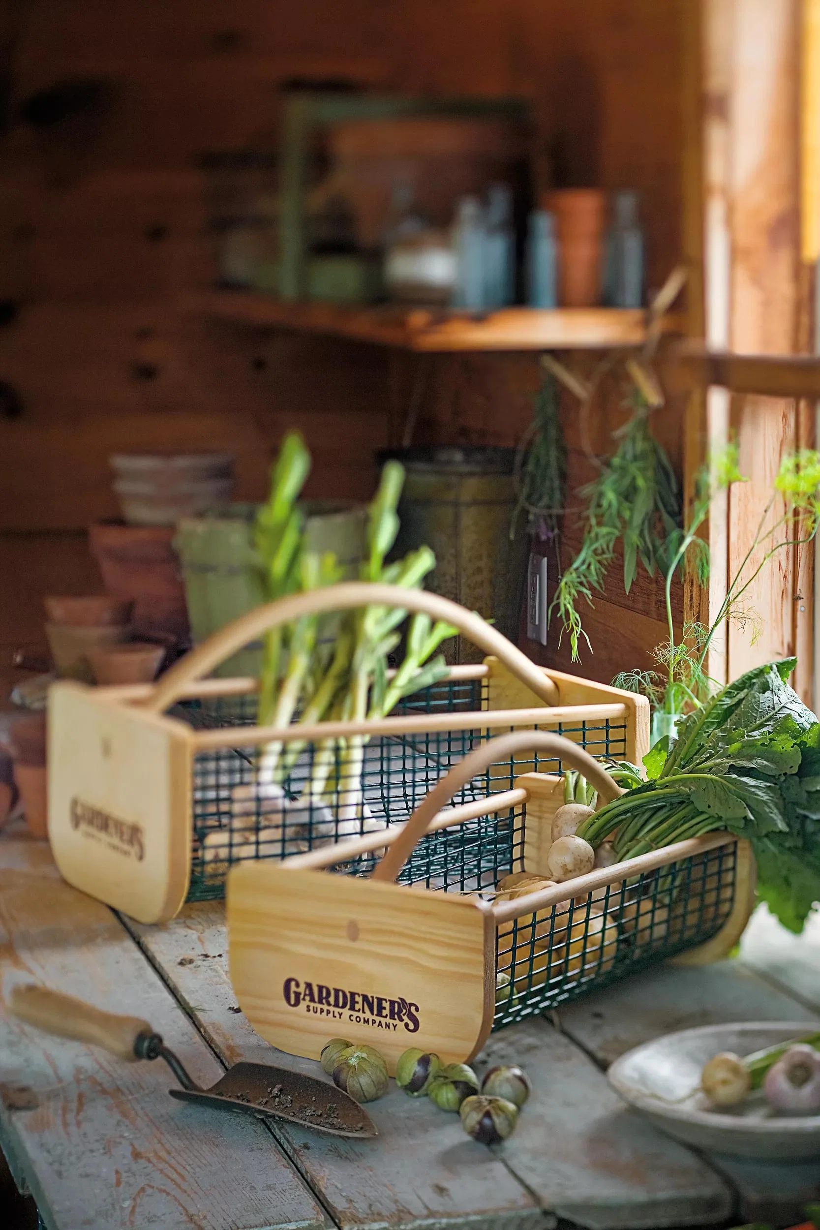 Wood Frame Wire Mesh Garden Hod Harvest Basket with Handle